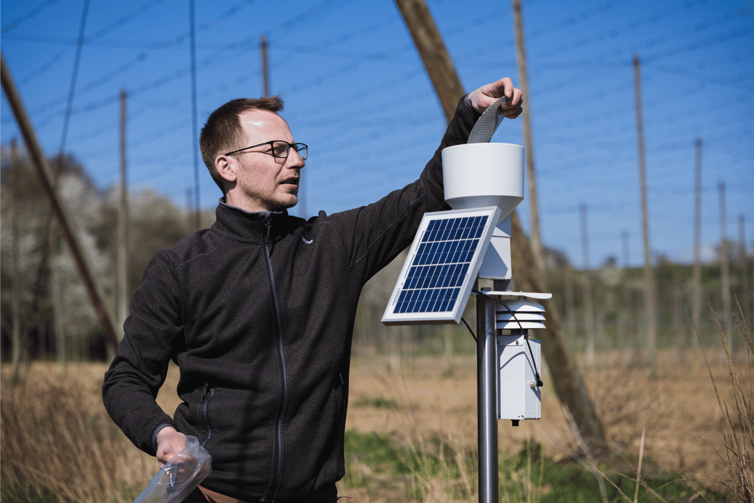 Prazdroj in&scaron;taloval meteostanice na poslednej slovenskej chmeľnici. Na Slovensku sp&uacute;&scaron;ťa projekt PRE CHMEĽ