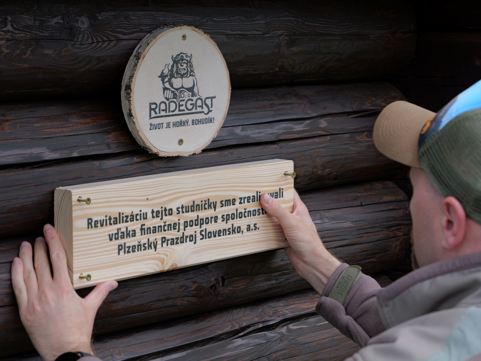 Radegast pom&aacute;ha zadržiavať vodu v krajine. Obnovil historick&uacute; studničku v Tatr&aacute;ch