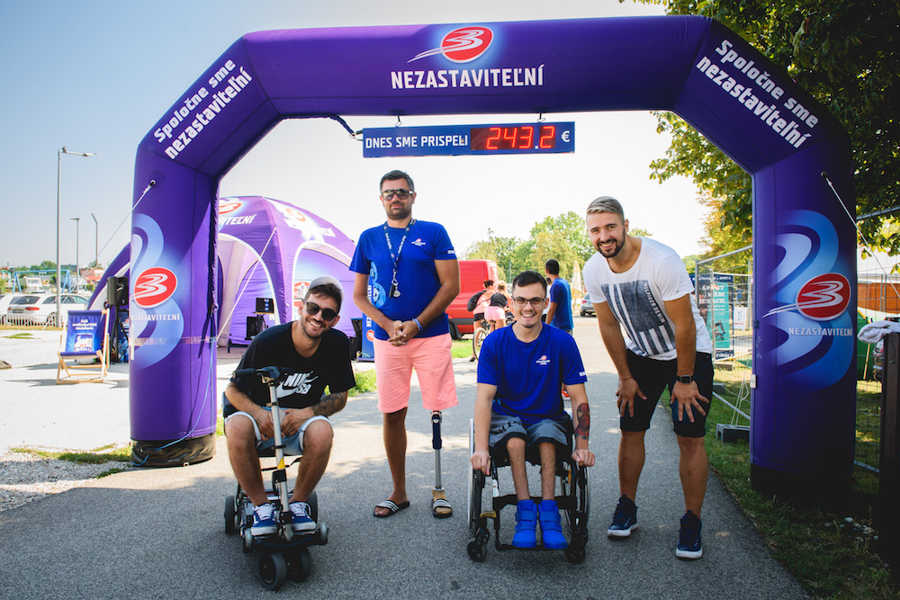 Športovci v lete pomáhali Nezastaviteľným plniť sny