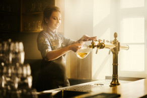 pilsner-urquell-ukazuje-v-novej-kampani-pribehy-ludi-ktori-stoja-za-jeho-uspechom