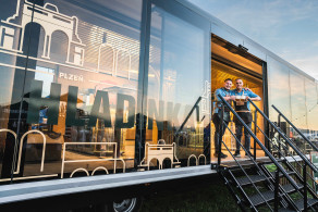 pilsner-urquell-vyrazil-na-unikatnu-roadshow-hladinka-na-cestach-postupne-obchadza-ceske-mesta-slovensko-odstartuje-v-ziline